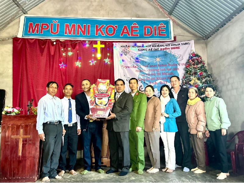 Lãnh đạo xã Ea Khăl thăm, chúc mừng Điểm nhóm Tin lành Việt Nam Miền Nam nhân dịp Lễ Giáng sinh năm 2023